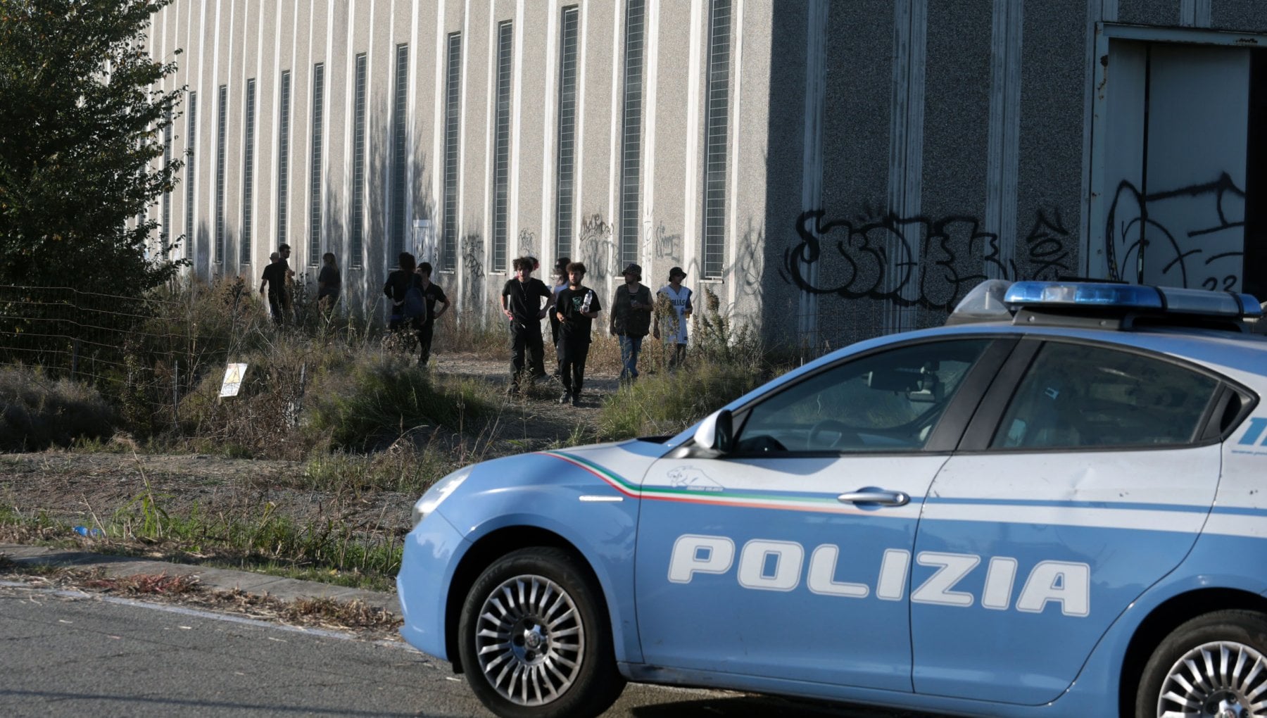 Capannone Rave Rave di Modena, i partecipanti escono dal capannone: