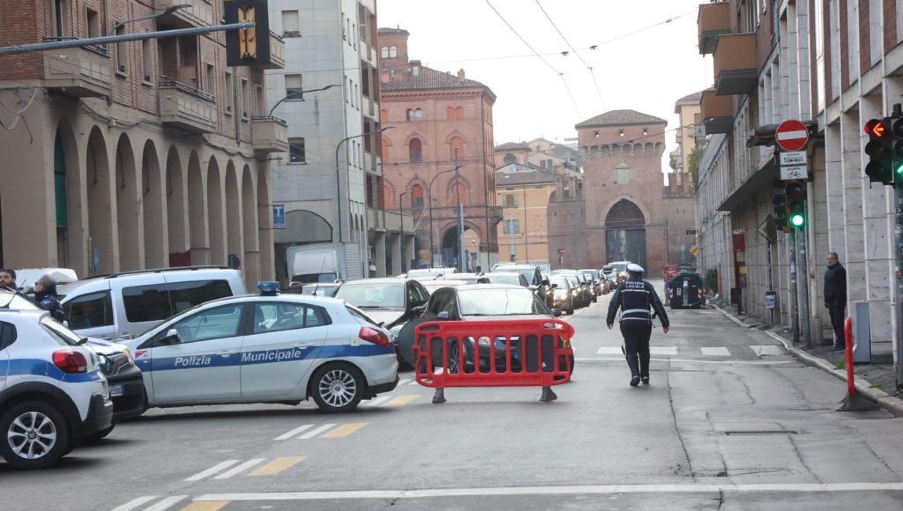 Via Saffi Chiusa Di Nuovo Per Cedimento Dell asfalto Traffico In Tilt 