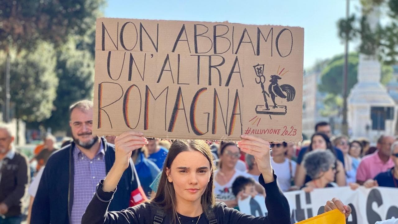“Promesse nel fango": la Romagna alluvionata in piazza a Forlì tra ...
