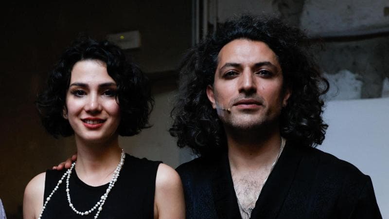 Il canto di Ashkan e Sadaf, in fuga dall’Iran: “Abbiamo perso tutto, ma il regime perderà”
