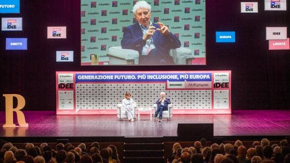 Corrado&nbsp;Augias, standing ovation a RepIdee. Su Schlein: “Ha imparato cose importanti, sono fiducioso”
