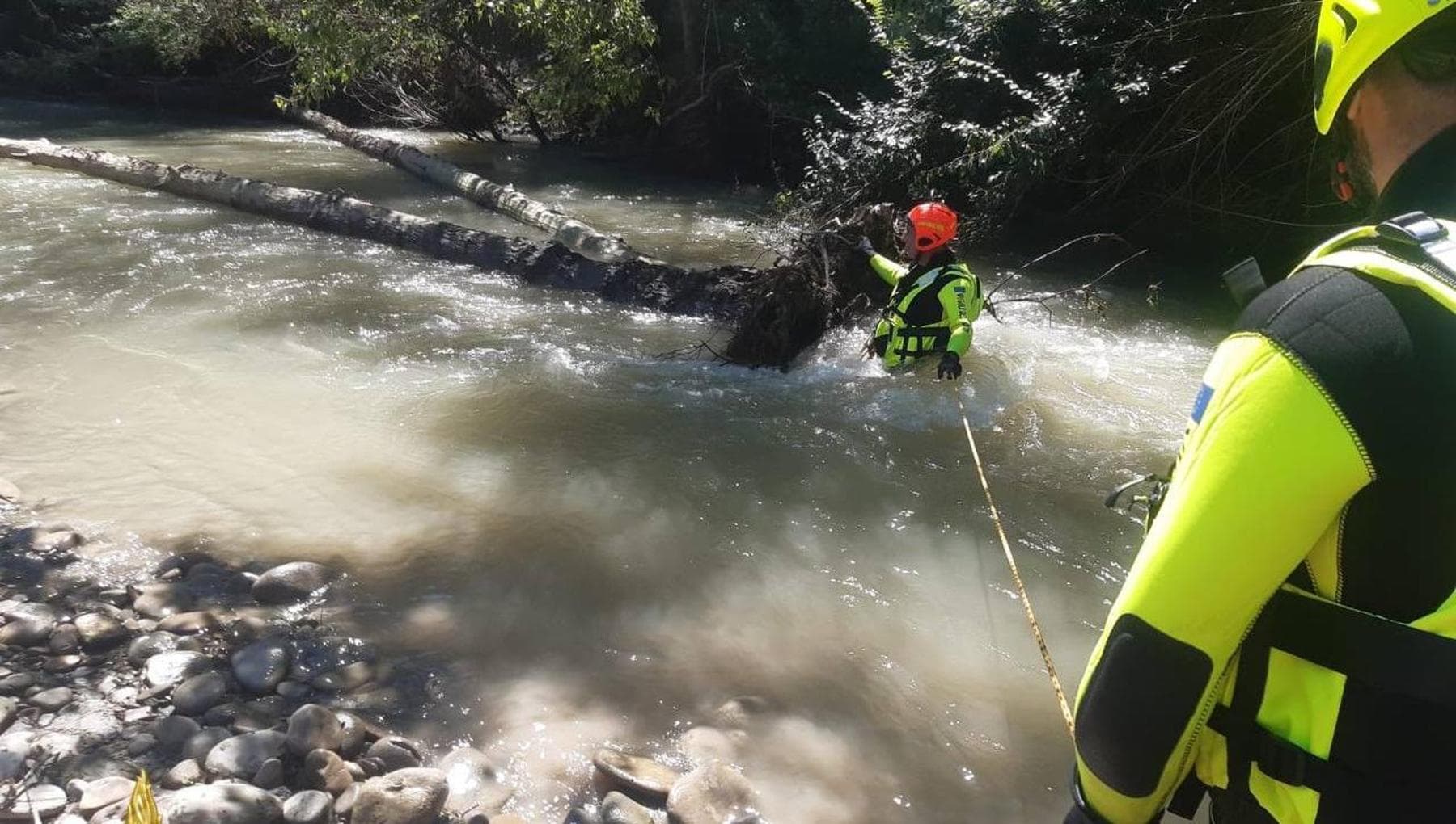 Lamone Nehri'nde üç çocuk ve bir kız kurtarıldı: Bir kütüğe tutunuyorlardı