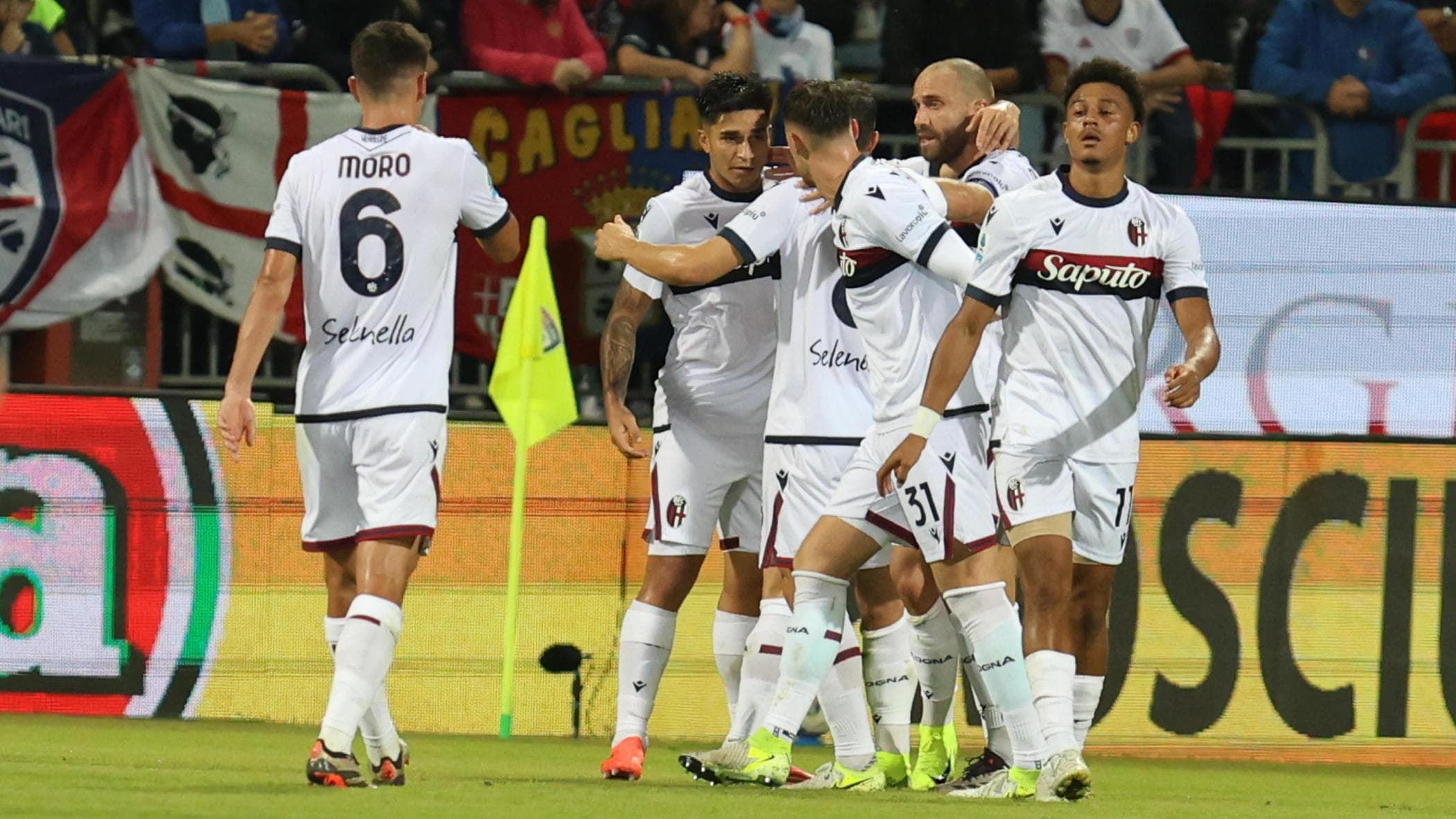 Il Bologna vince a Cagliari, Orsolini e Odgaard trascinano i rossoblù