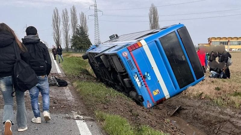 Incidente a Ferrara, scontro tra auto e bus pieno di studenti: un morto ...