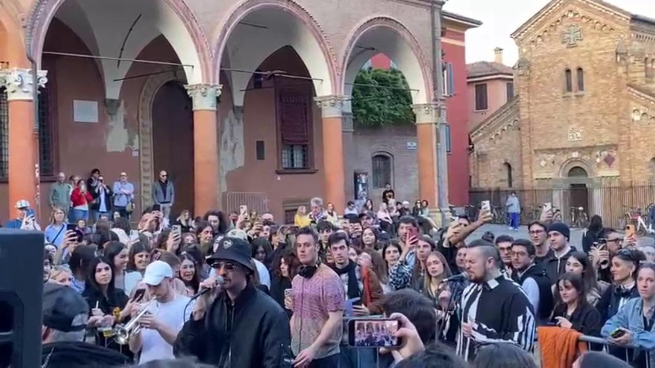 Yunnan Rapper Carl Carl Brave, per il rapper concerto improvvisato in piazza Santo Stefano ...