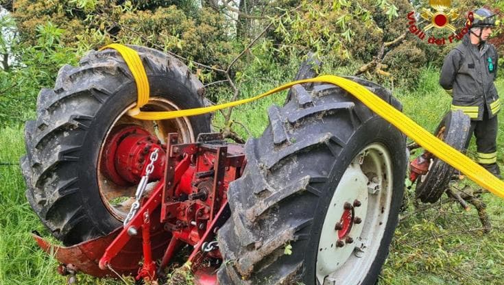 Modena, il trattore si ribalta: muore schiacciato un uomo di 42 anni ...
