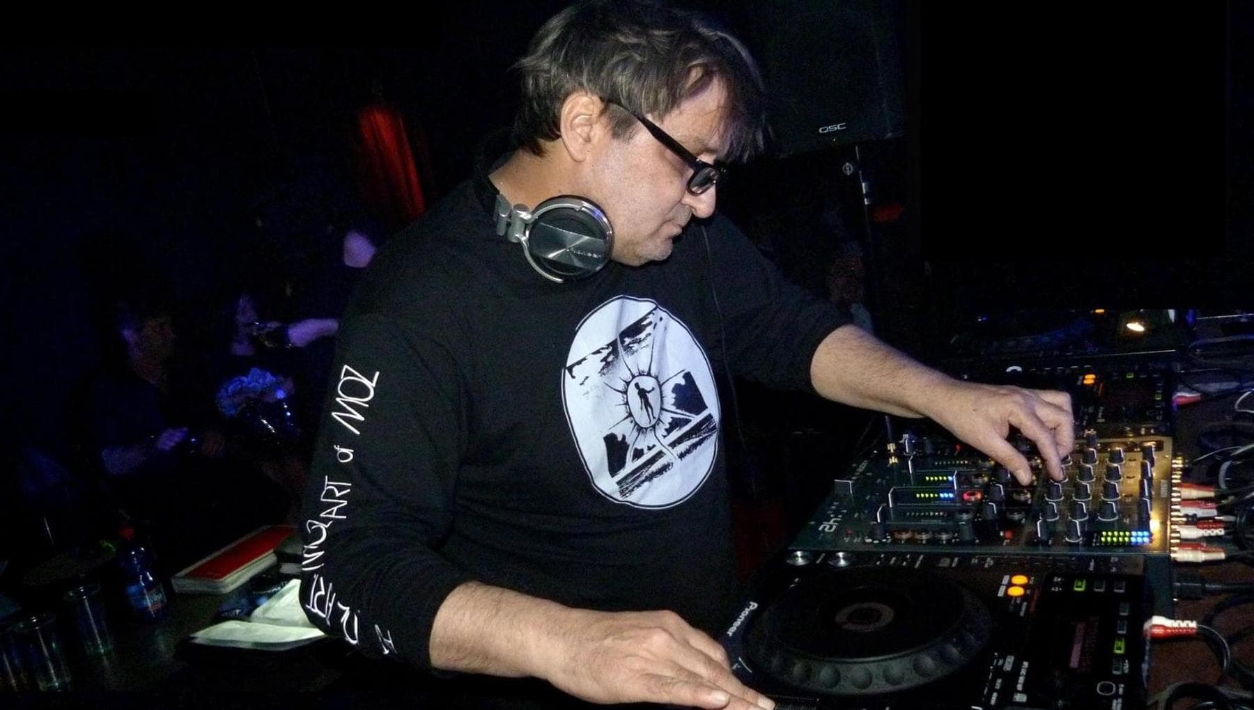 Claudio Rispoli, dj Mozart, è morto. Era la leggenda della Baia degli ...