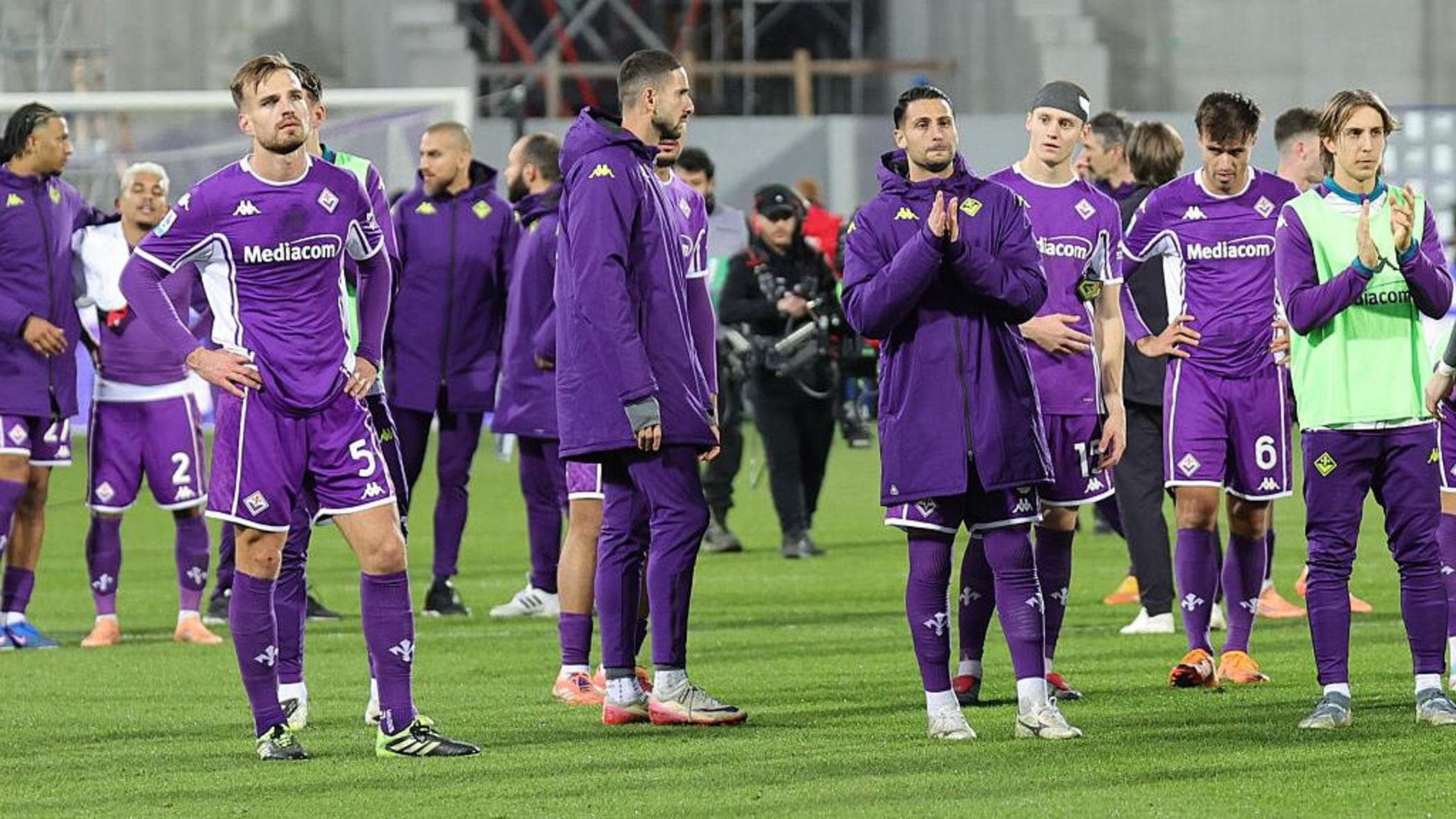 Bologna-Fiorentina si gioca, il club viola: “Per onorare Commisso”. Italiano: “Lui un padre per me”