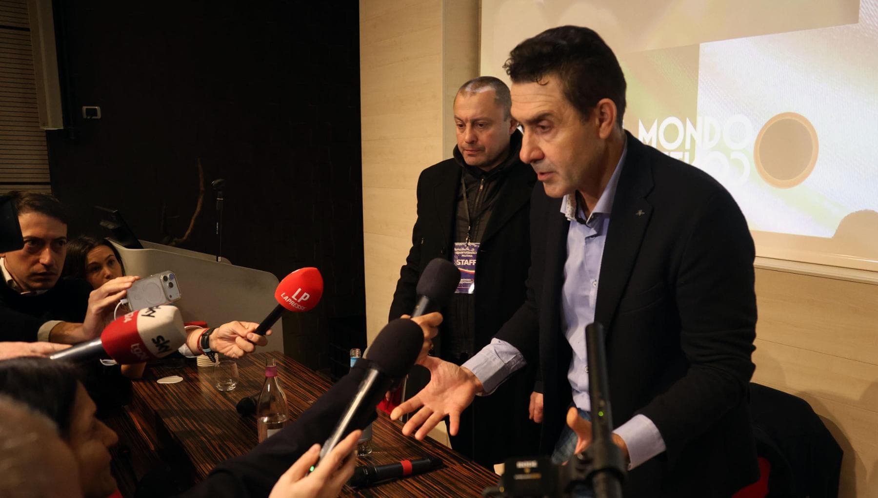 Vannacci, conferenza stampa con giornalisti estratti a sorte: “La domanda solo se usciva il sì”