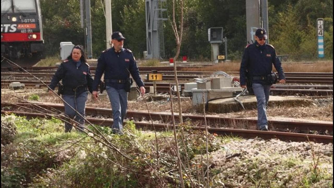 Treni, nuovo danneggiamento: tranciati i cavi lungo la linea merci a Bologna