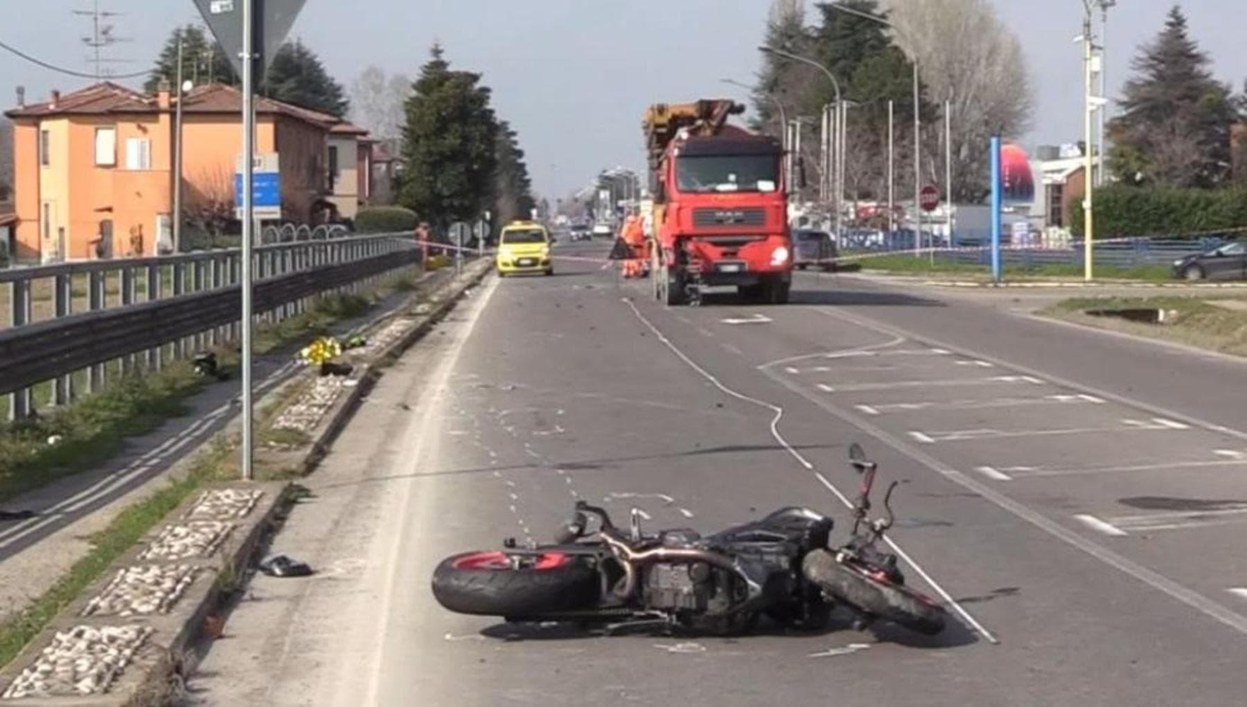 Moto contro un camion sulla Persicetana, morto un giovane di 33 anni ...