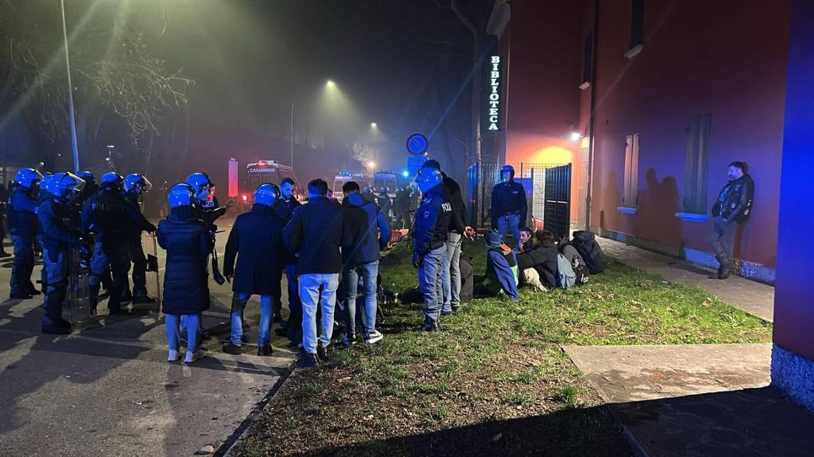 Bologna'daki Pilastro parkında Çocuk Müzesi'ne karşı yeni çatışmalar: yaralılar ve on iki kişi tutuklandı