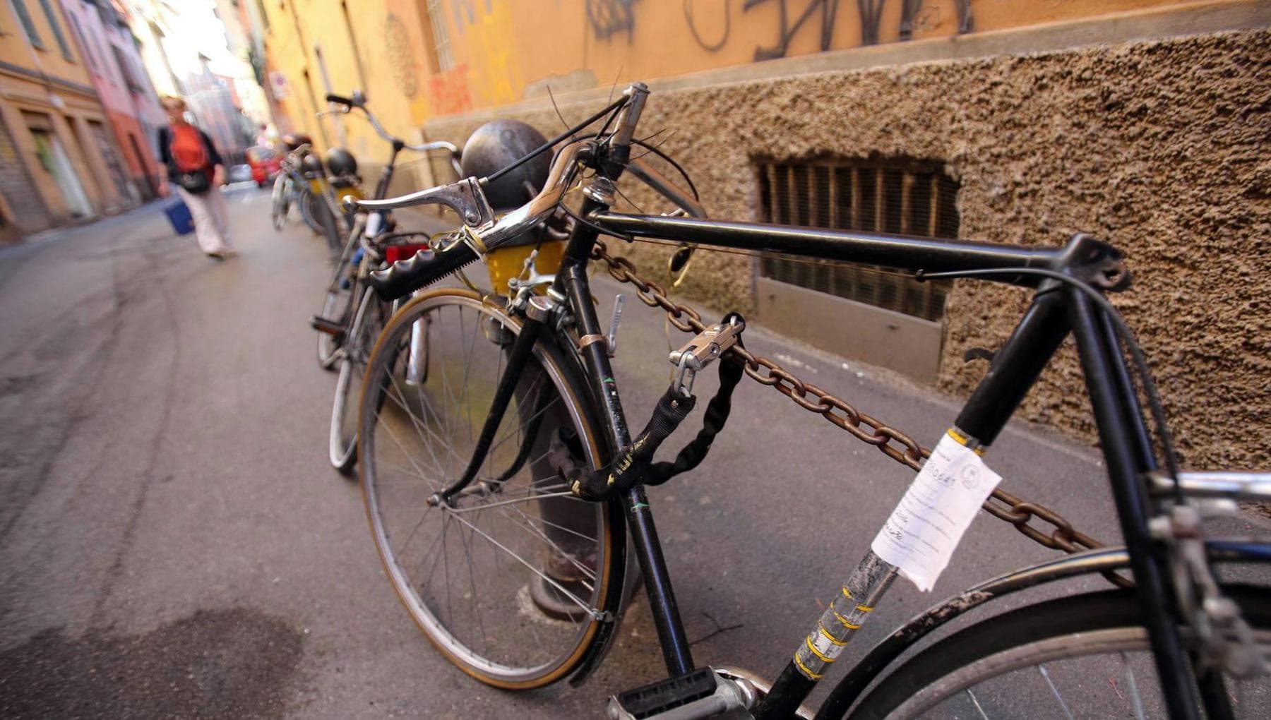 Tre bici lasciate in strada e recuperate ogni giorno. “Ma i vigili cosa ...