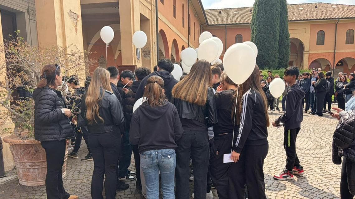 Louis Pisha, çatı penceresinden düşen 12 yaşındaki çocuğa gözyaşları ve beyaz balonlarla veda etti