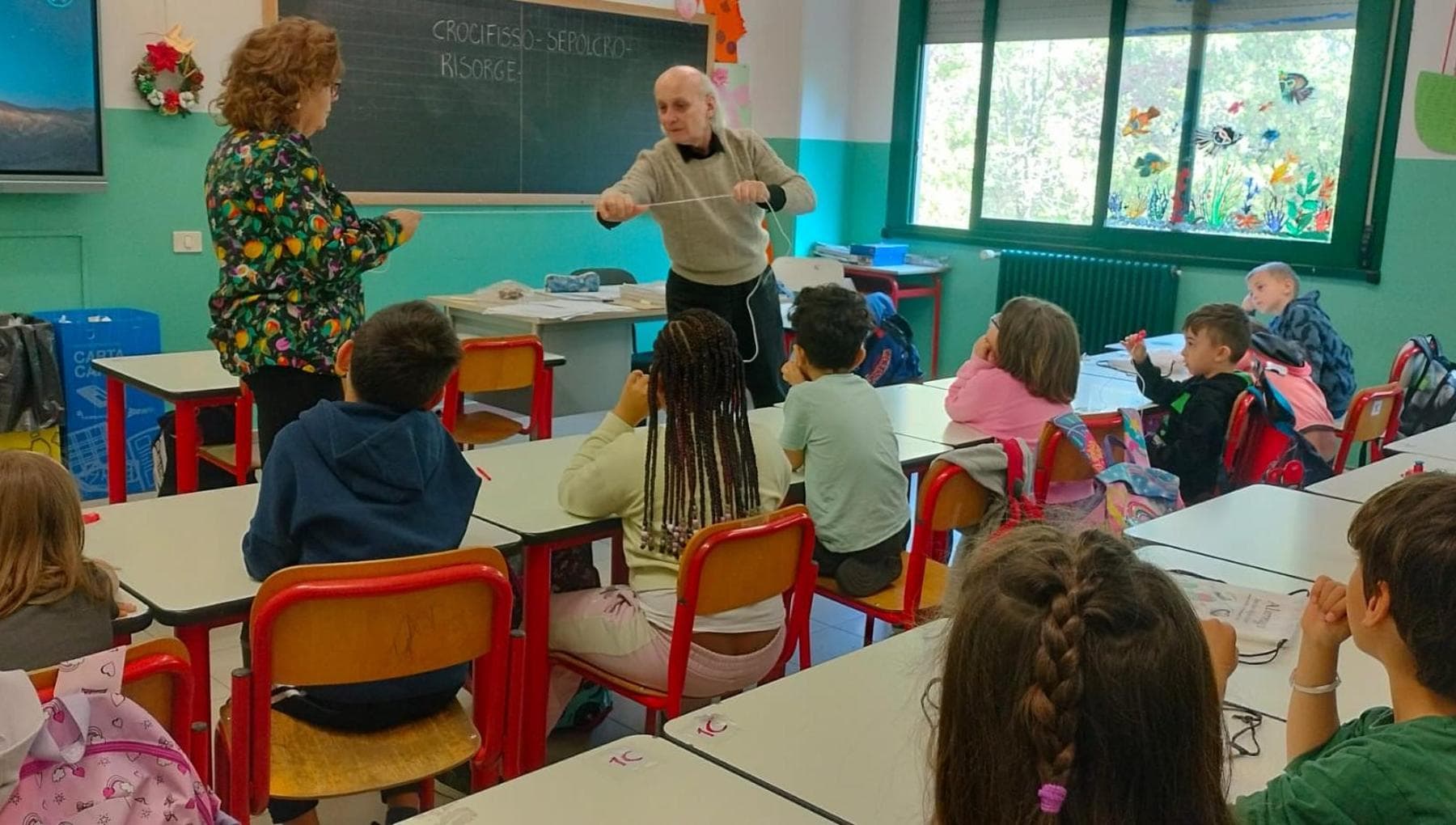 Corsi di magia a scuola: gli illusionisti insegnano la manualità ai bimbi. “Per scrivere in corsivo”