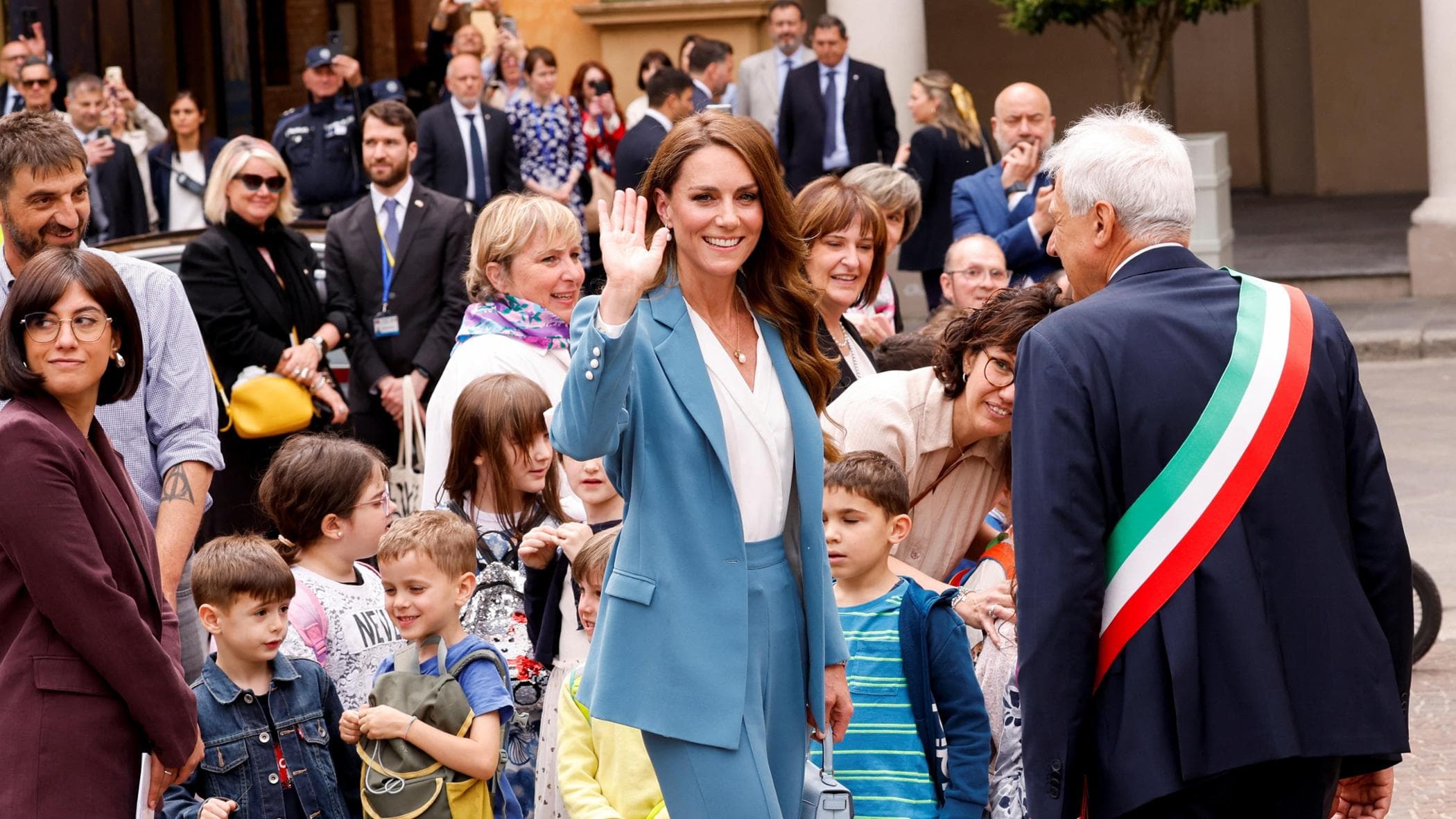 Kate Middleton a Reggio Emilia, l’arrivo e il saluto ai bambini: la diretta