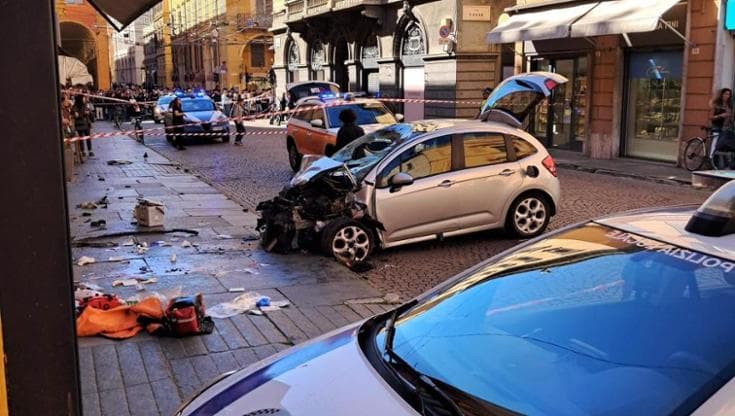 Modena, auto falcia pedoni: ci sono feriti gravi. Il conducente fermato dopo aver cercato di fuggire