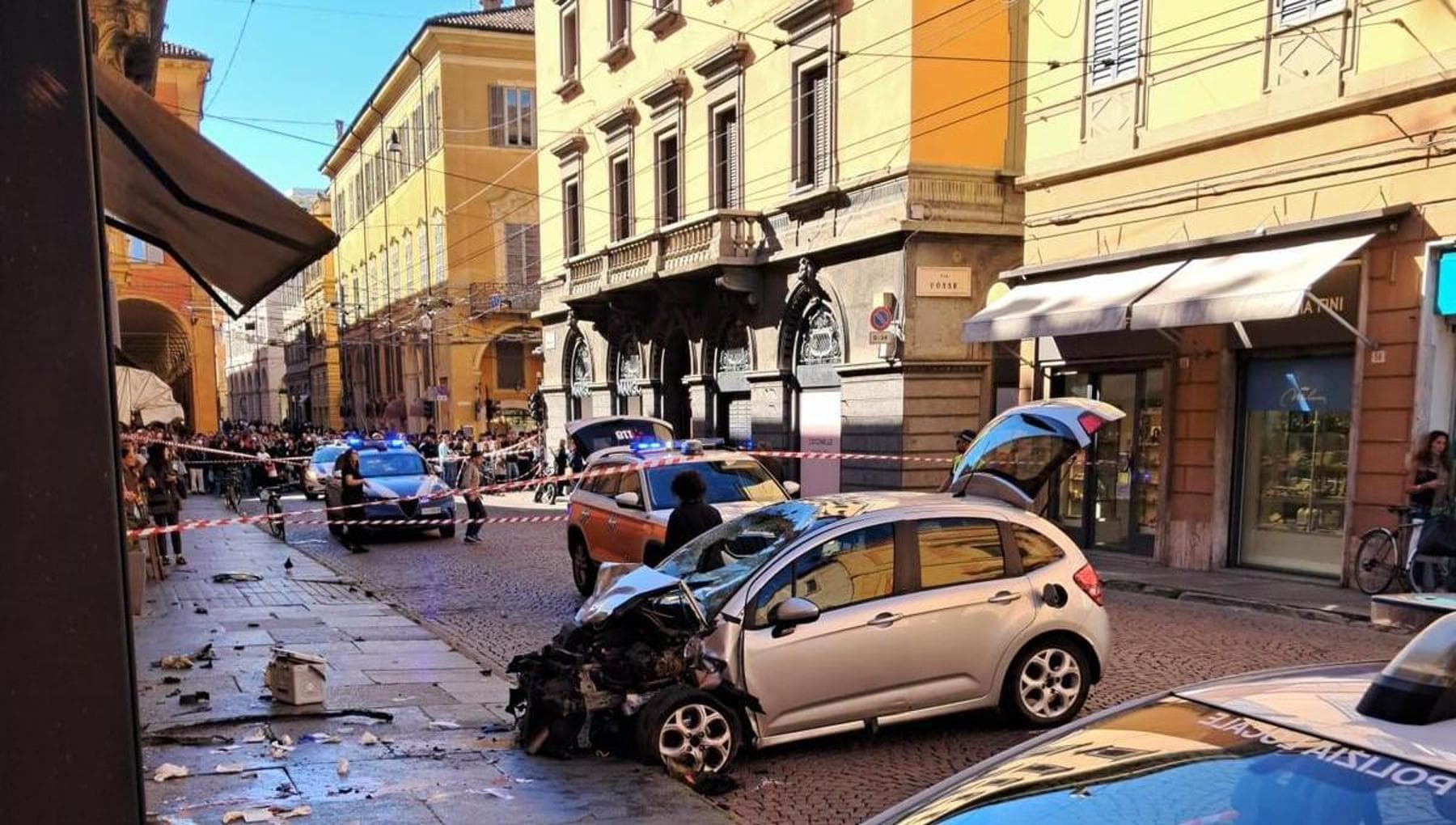 Modena, auto falcia pedoni: ci sono feriti gravi. Il conducente fermato dopo aver cercato di fuggire