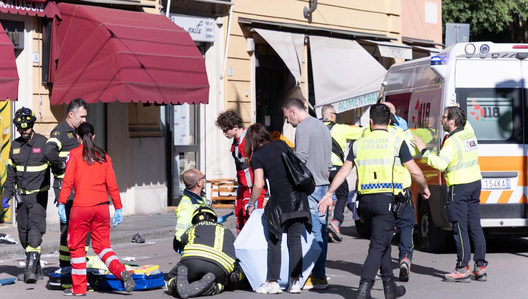 Modena, auto sulla folla. Le testimonianze: “Il conducente ha cercato di colpirmi con due fendenti”