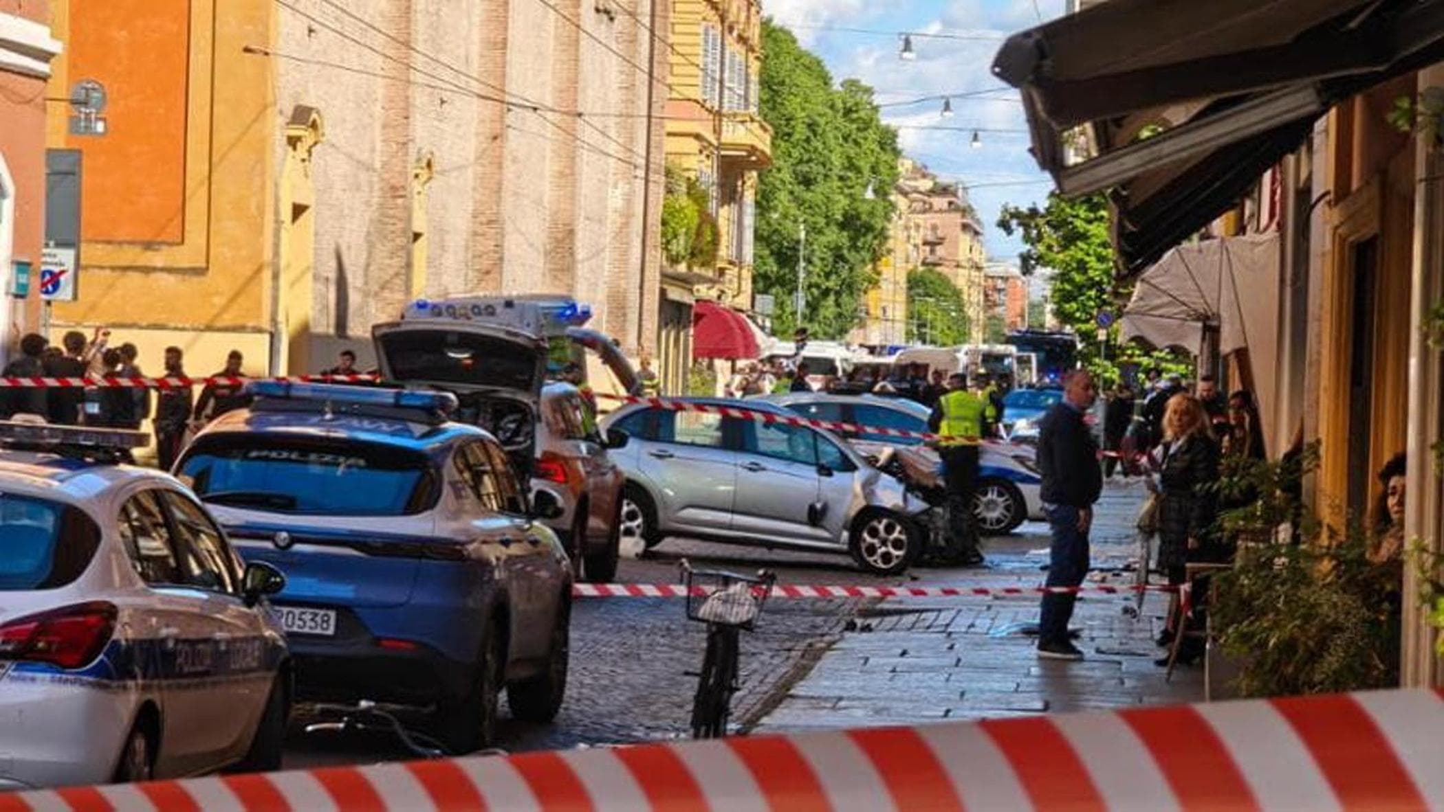 Terrore a Modena, falcia pedoni con auto. Mattarella e Meloni oggi in città. La diretta