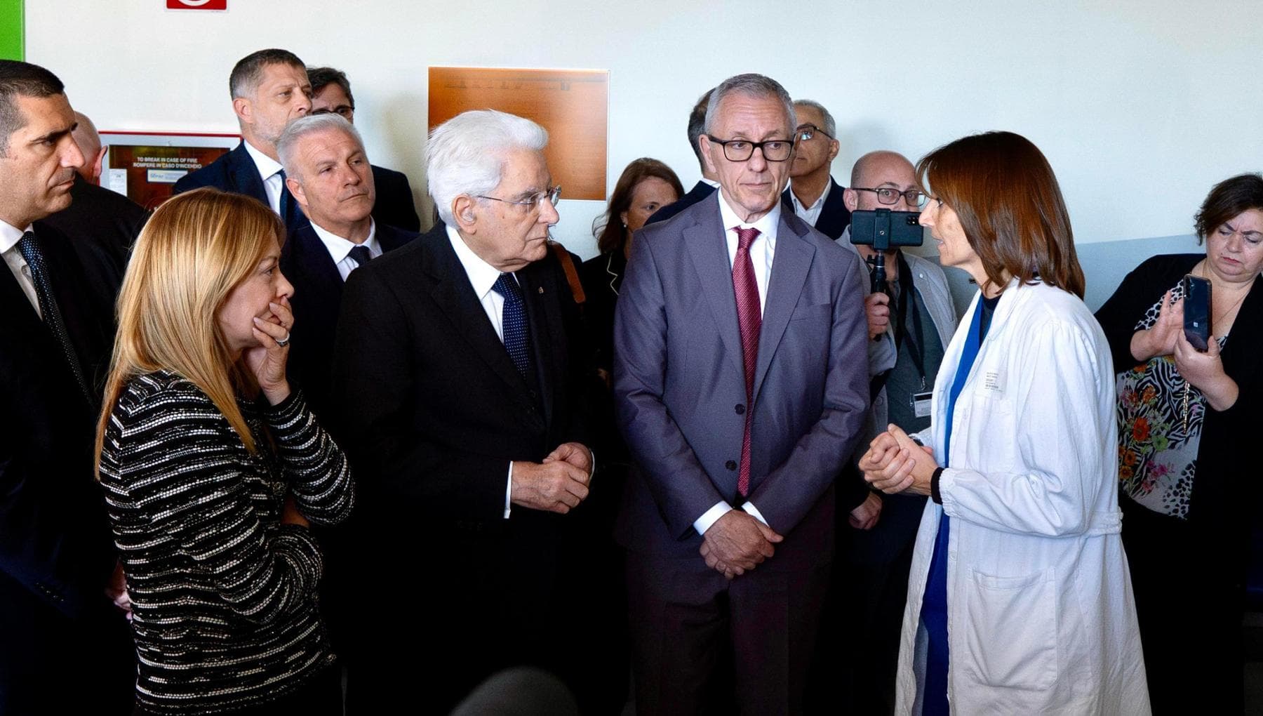 Mattarella e Meloni in ospedale dai feriti: “Grazie ai medici”