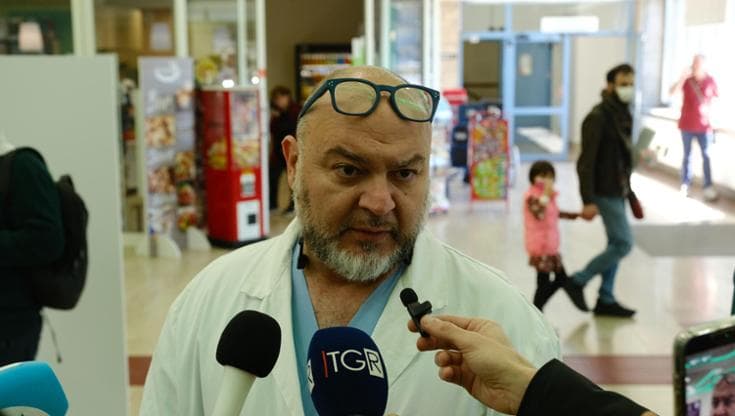 Marito e moglie travolti: lei lotta per sopravvivere, lui è fuori pericolo