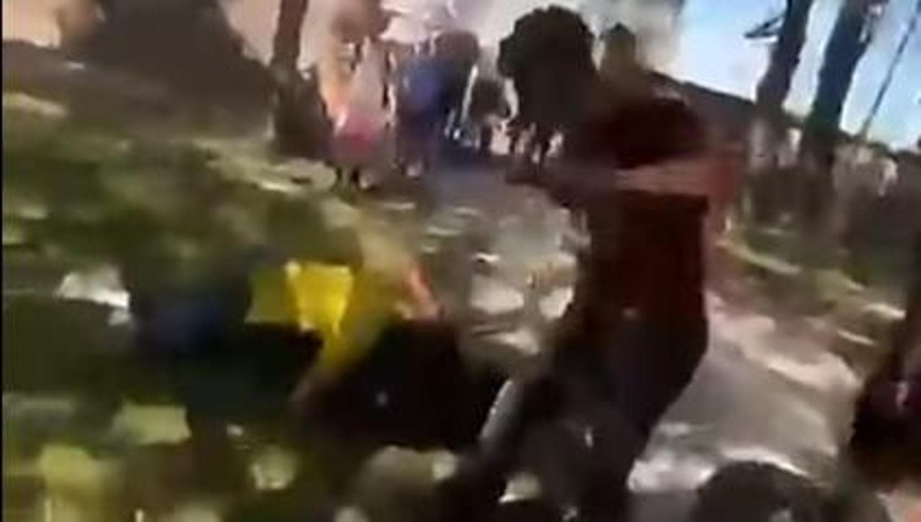 Parma, iki öğretmen parkta bir grup erkek çocuk tarafından saldırıya uğradı, biri sopayla dövüldü