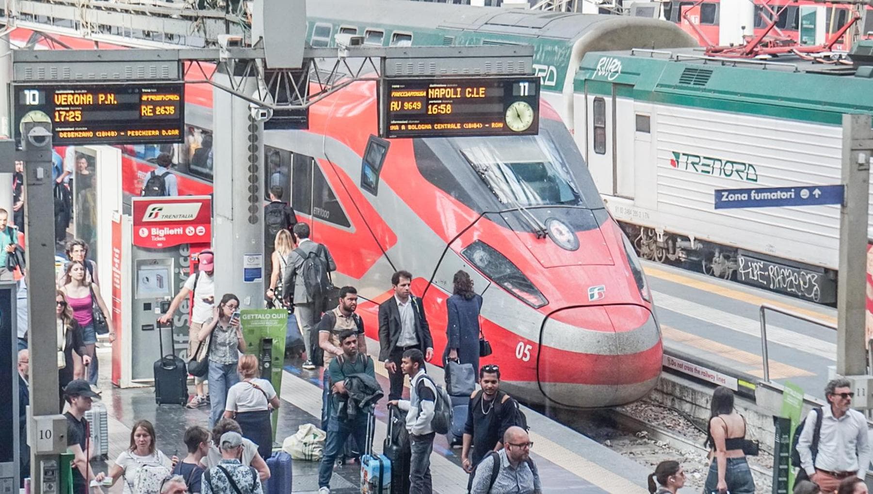 Treno fermo per un guasto, disagi e malori per il caldo