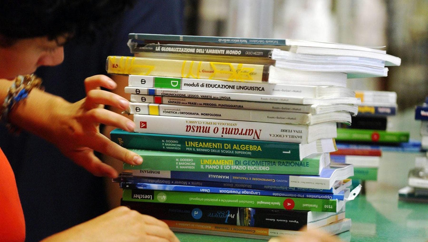 “Rinunciamo ai libri di testo”: la protesta dei prof contro le direttive Valditara