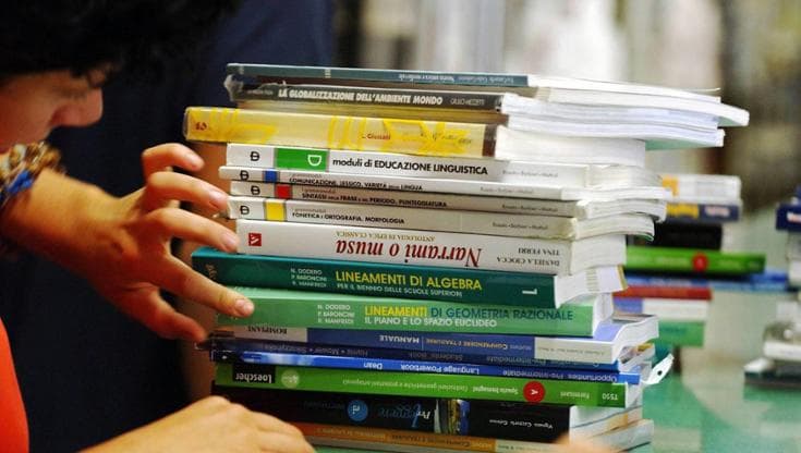 Anteprima: “Rinunciamo ai libri di testo”: la protesta dei prof contro le direttive Valditara
