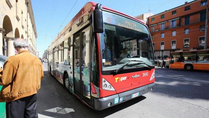 Sale sul bus, morde l’autista e gli stacca pezzo di orecchio. I sindacati: lunedì 8 ore di sciopero