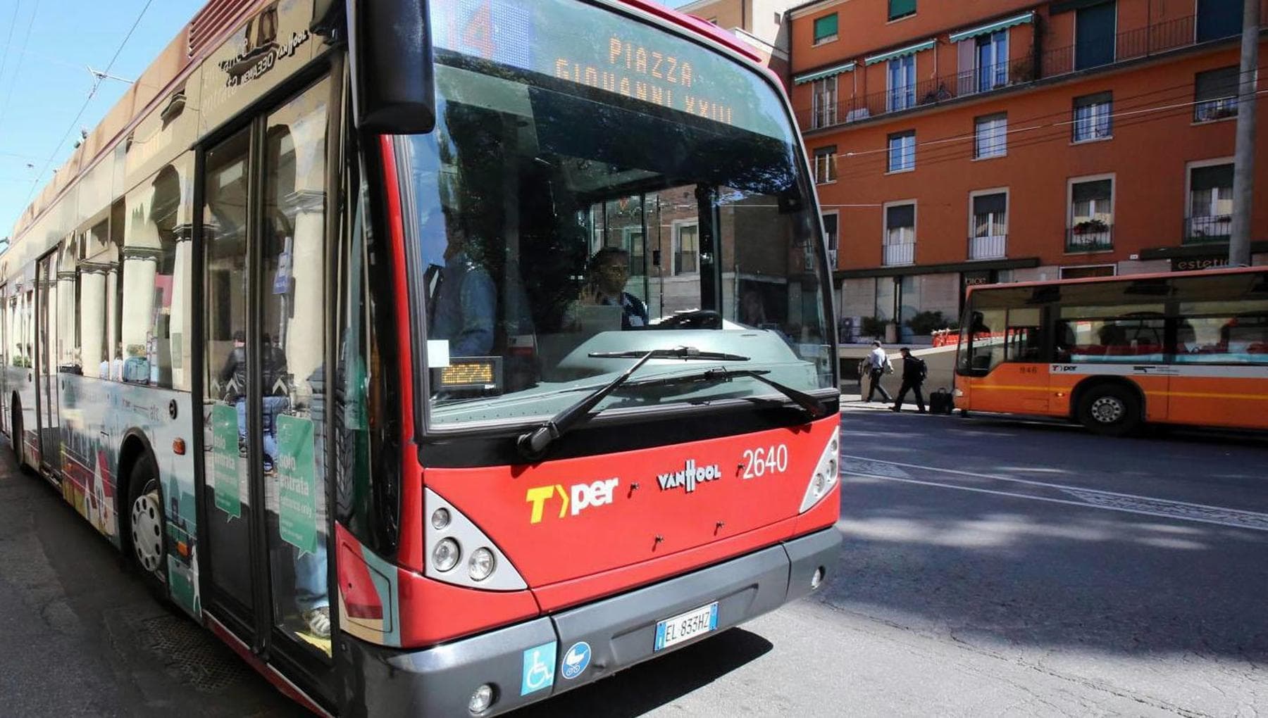 Otobüste şoförü ısırıp kulağının bir parçasını koparıyor. Sendikalar: Pazartesi günü sekiz saatlik grev