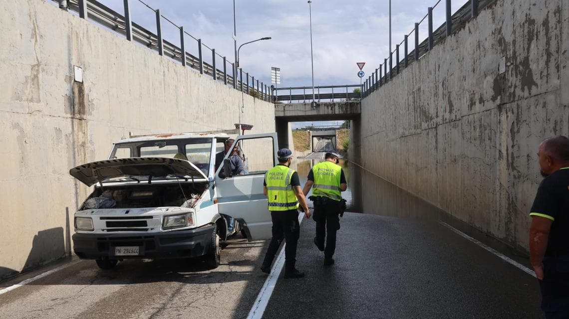 Emilia-Romagna'da kötü hava, hasar. Bologna'da istasyon sular altında kaldı, Zanardi alt geçidi kapatıldı