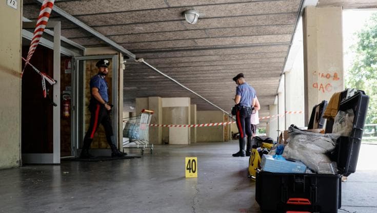 Modena, un uomo di 45 anni ucciso a coltellate nell’androne di un condominio. Arrestata una donna