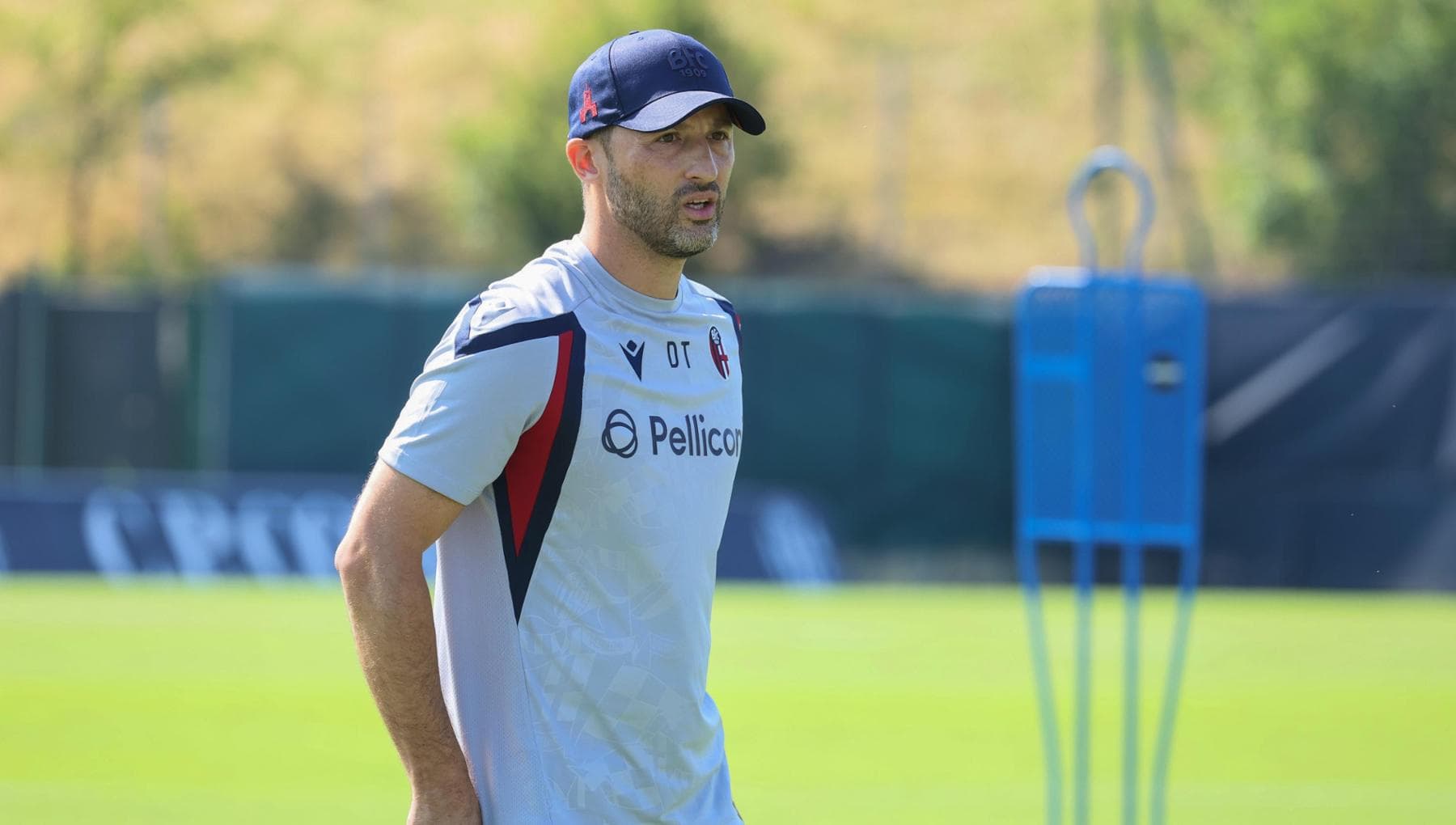 Domenico Tedesco durante il lavoro sul campo con il Bologna
