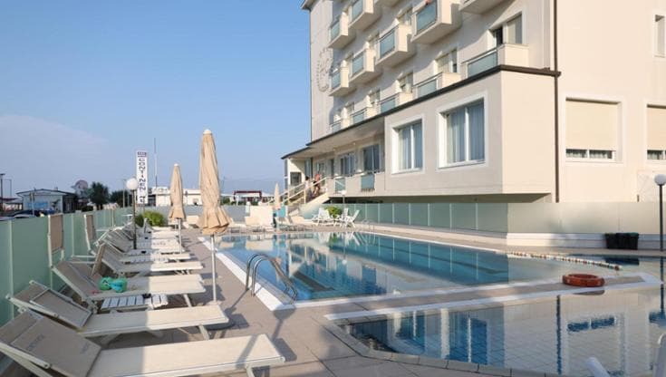 Bimba di 4 anni annega nella piscina di un hotel a Milano Marittima