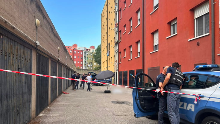 Bologna, un uomo ammanettato muore durante un intervento di polizia