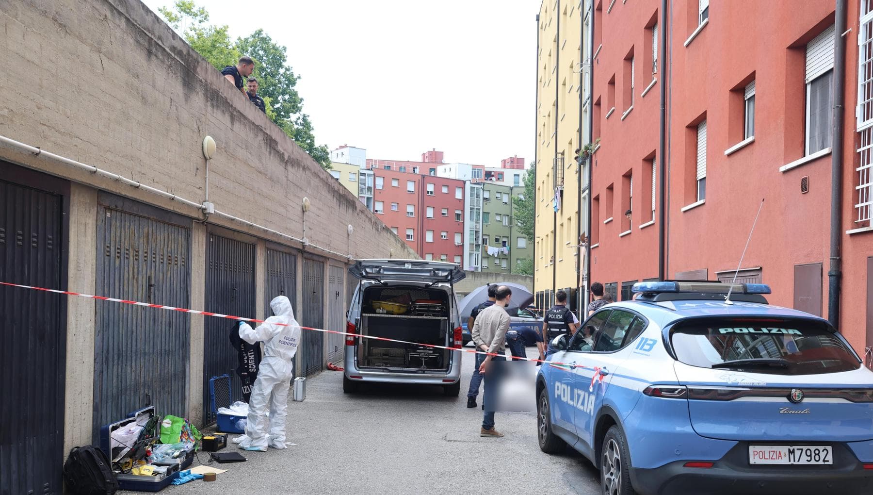 bologna un uomo ammanettato muore durante un intervento di polizia da Bologna.repubblica.it bologna un uomo ammanettato muore durante un intervento di polizia
