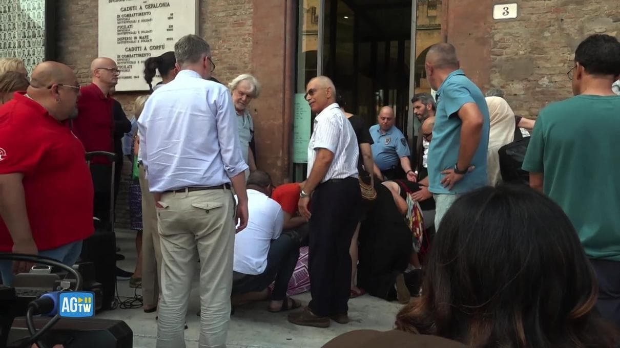 Yeğeni Fakir için Bologna sokaklarında: “Adalet ve insanlık”. Düşmanca yürüyüş, çatışmalar ve yangın muslukları