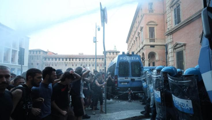 Bologna in piazza per Fakir. Corteo antagonista, scontri e idranti. La nipote: “Giustizia e umanità”