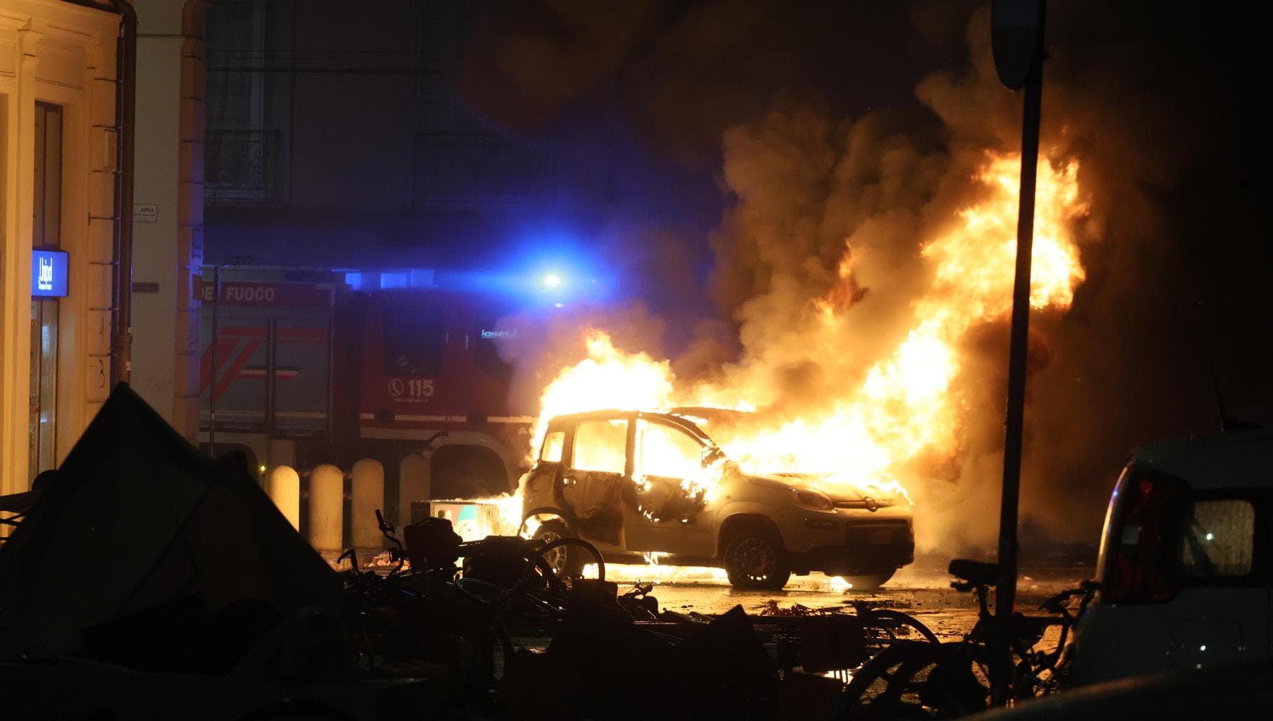 Morte Fakir, scontri nella notte in centro a Bologna: in fiamme due auto del Comune