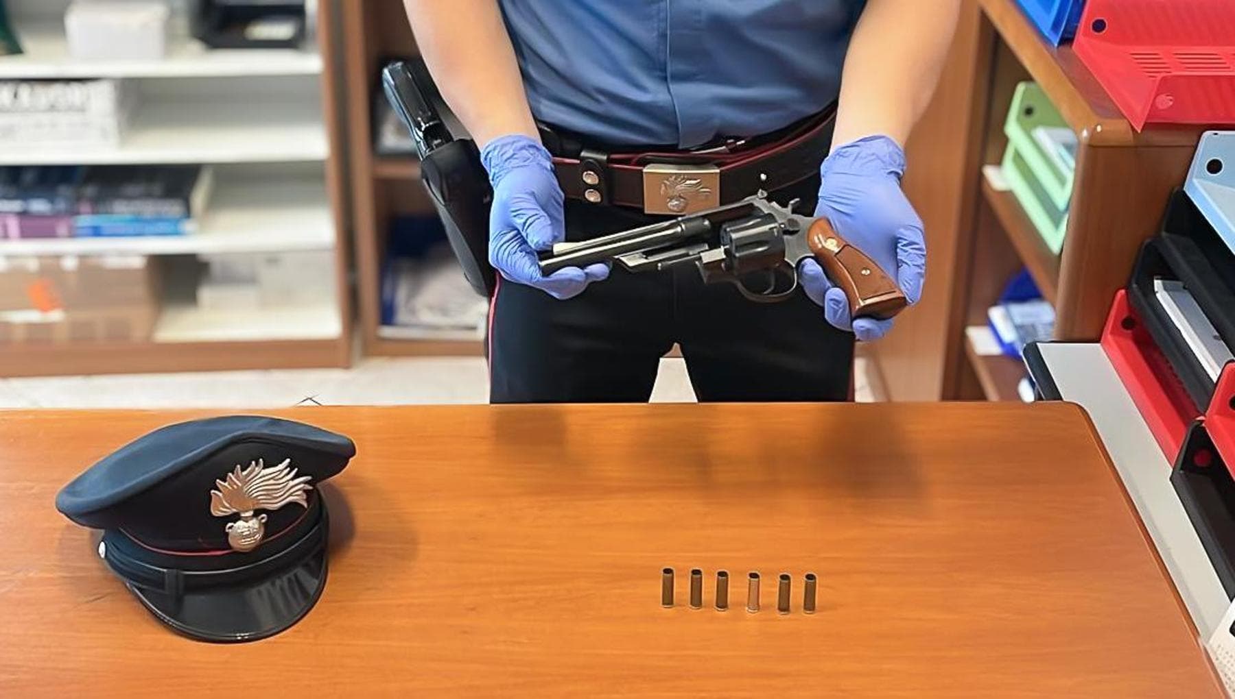 Spara ai ladri per sventare furto in azienda nel Bolognese, denunciato