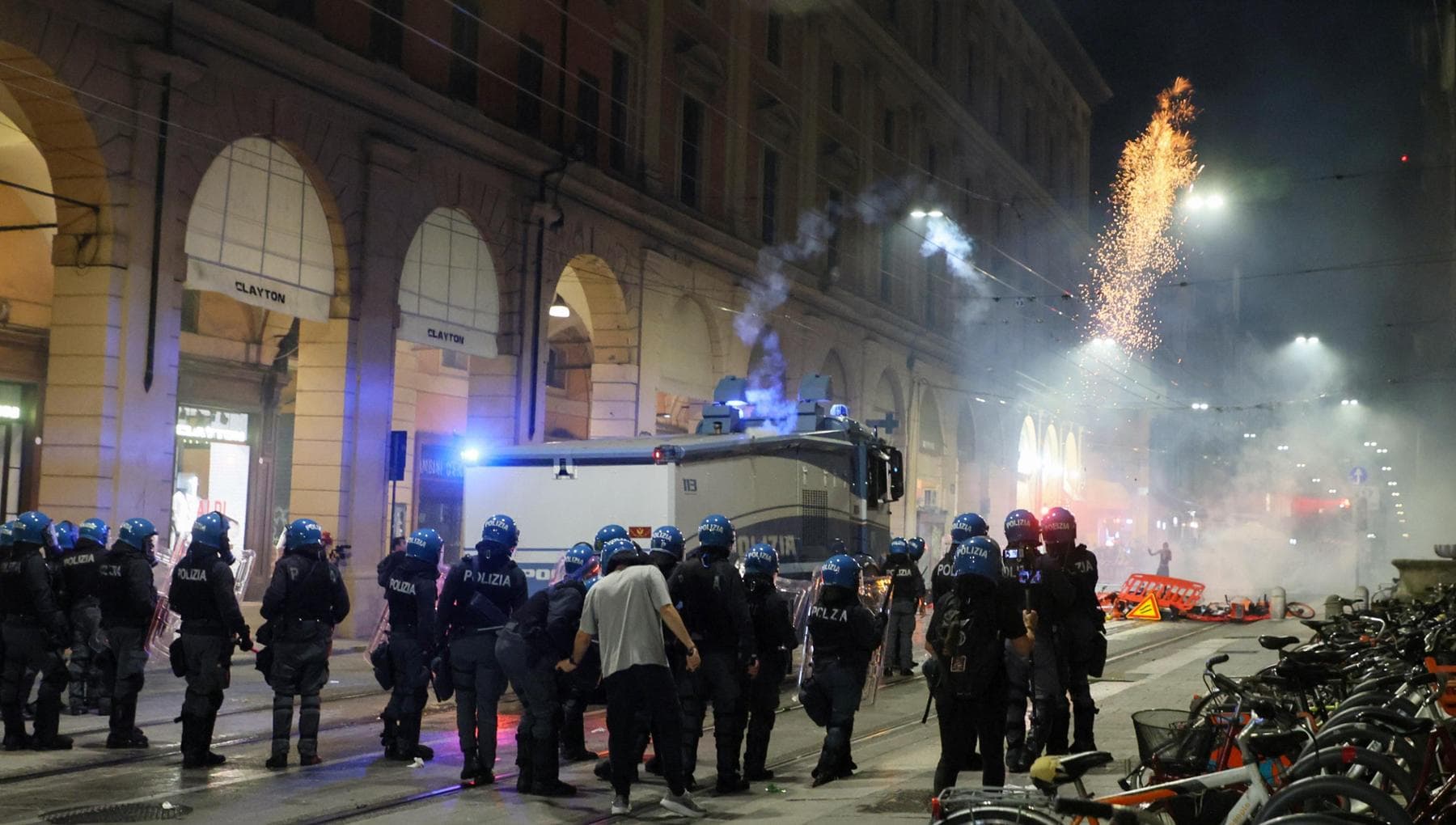bologna uno dei poliziotti feriti dopo la manifestazione per fakir 200 stata guerriglia urbana da Bologna.repubblica.it bologna uno dei poliziotti feriti dopo la manifestazione per fakir 200 stata guerriglia urbana