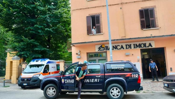 Casalecchio, rapina in banca: clienti e dipendenti chiusi nel caveau liberati dai carabinieri