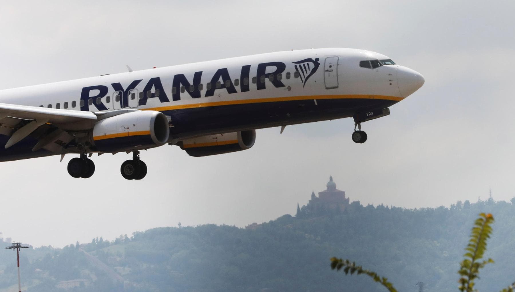 Palma di Maiorca, odissea per 150 viaggiatori diretti a Bologna: “Bloccati in aeroporto per 18 ore”