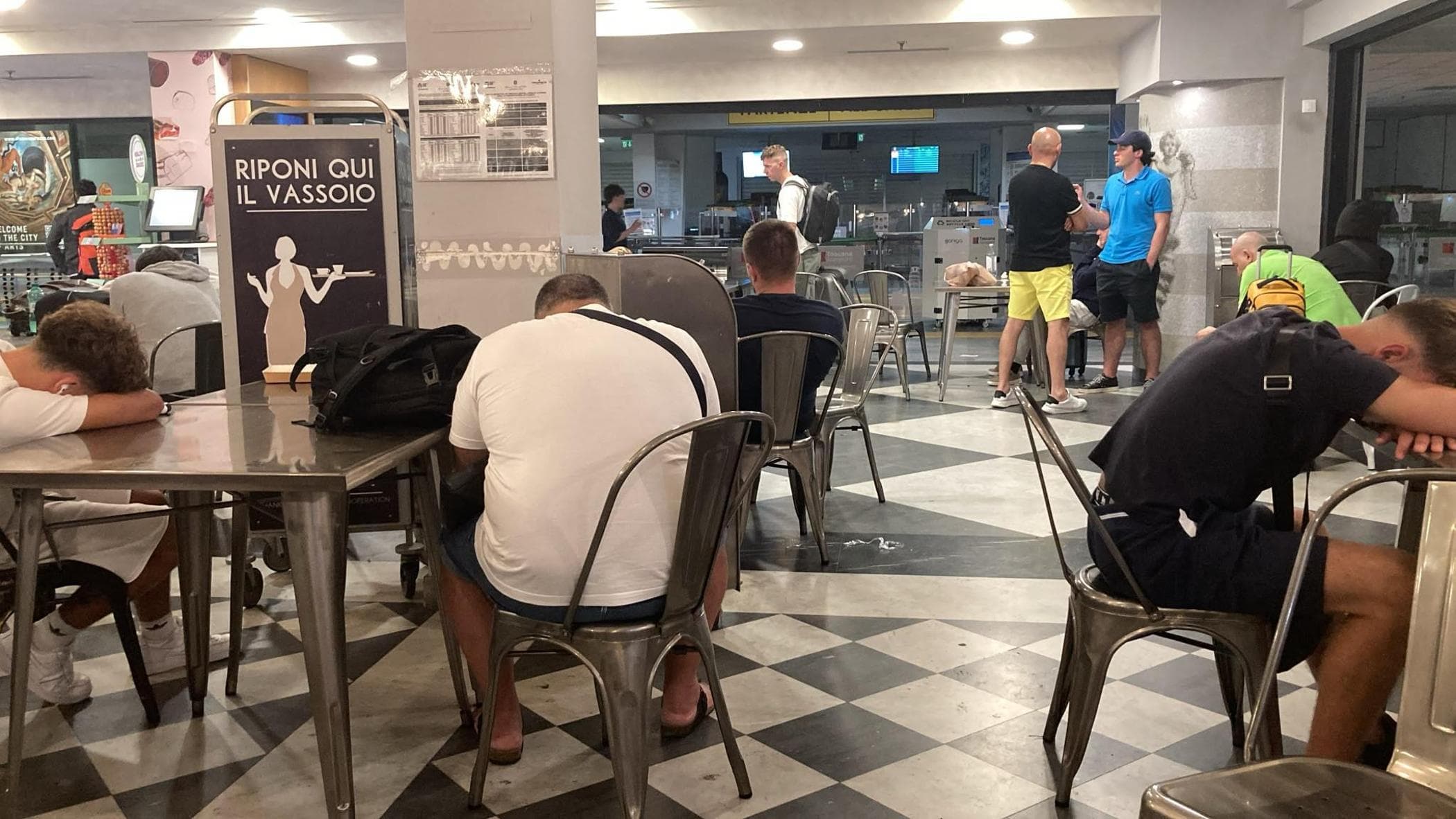 Il volo Ryanair da Lamezia per Bologna dirottato a Pisa in piena notte, l’odissea di 200 passeggeri