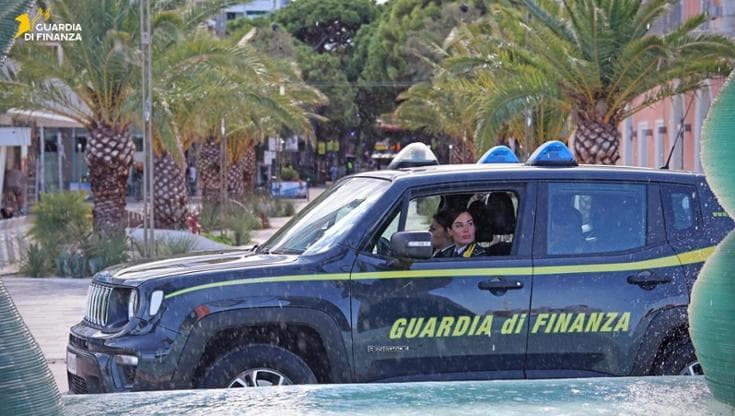 Sigilli al Grand Hotel di Riccione, turisti trasferiti altrove. “In fallimento, lavorava in nero”
