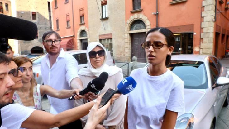 Pisani a Bologna agli agenti: “Calma e equilibrio”. Poi incontra la nipote e la sorella di Fakir