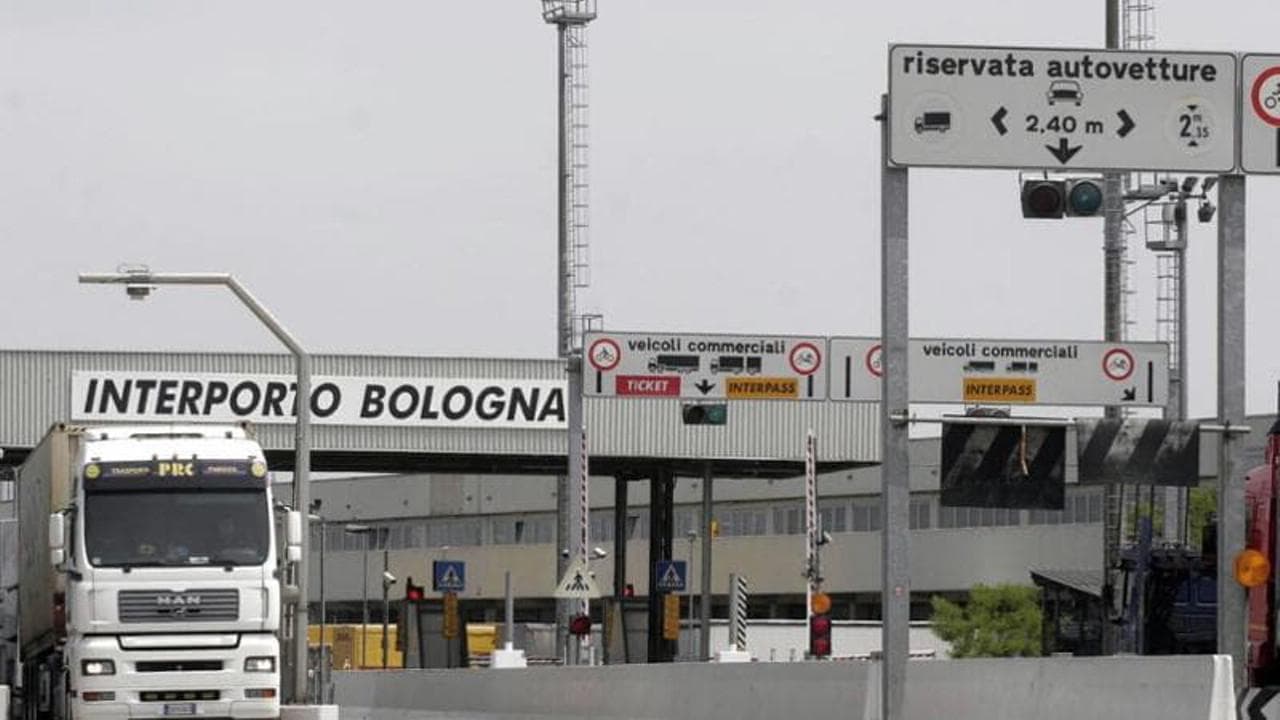 Interporto, Cisl: “Tre lavoratori aggrediti, ora sciopero a oltranza”. Cobas: “Noi quelli attaccati”