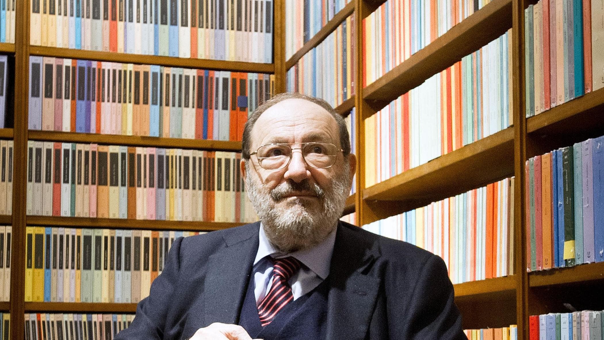 Umberto Eco, nella sua Bibliolandia con 32mila libri da Joyce a Tex: “Ma li aveva letti tutti?”
